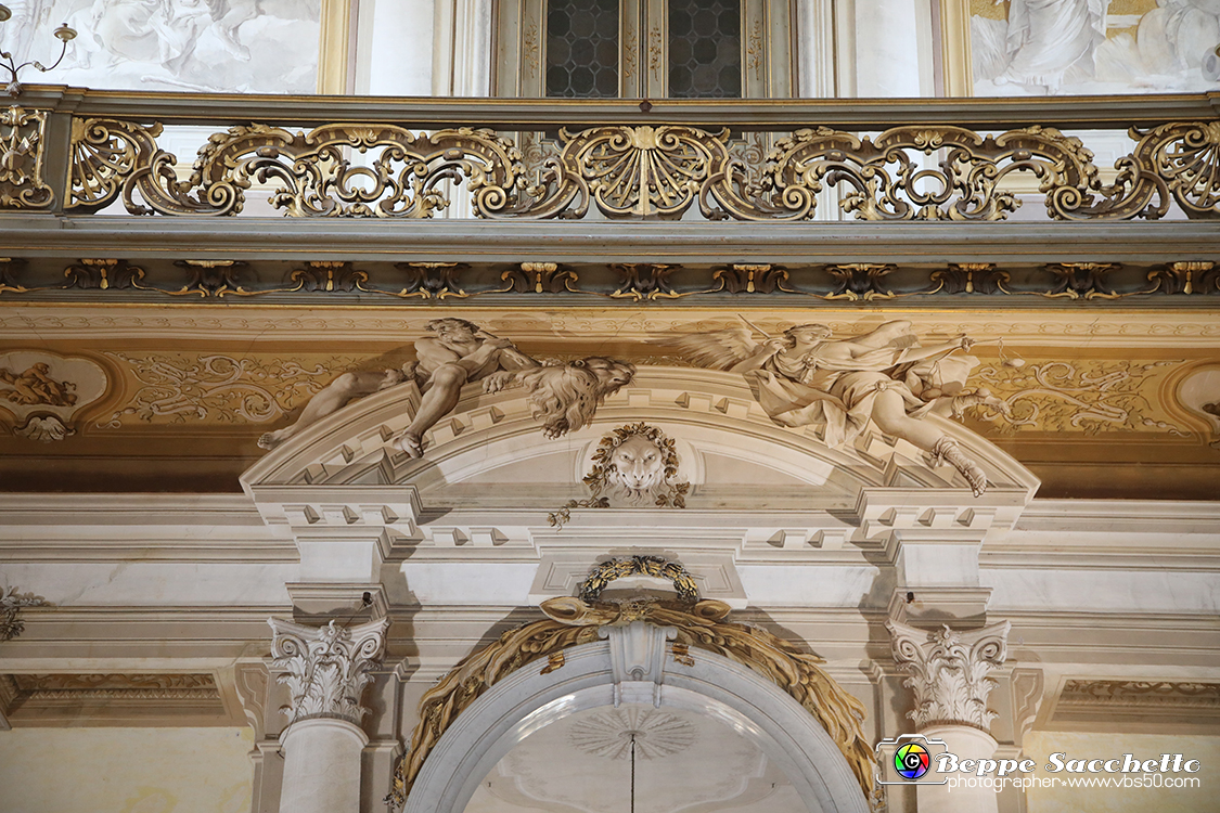 VBS_6762 - Villa Pisani - Stra (Venezia).jpg - SALONE DA BALLO  Il grandioso soffitto di questa sala fu affrescato da Giambattista Tiepolo. Tra il 1761 e il 1762 diede vita ad una cortese e contenuta allegoria della famiglia Pisani. II committente Luigi Pisani (1701-1767) viene ritratto accanto ai suoi figli: non c'è traccia di pompa ed il gruppo familiare, accompagnato dalle Virtù, trova posto tra una moltitudine di personaggi allegorici. Tra le figure principali dei gruppi che animano l'affresco troviamo: la Divina Sapienza, le Virtù, le Arti, la Pace, l'Abbondanza, la Discordia e l'Eresia, i Continenti (Europa, Africa, America, Asia), l'Italia e Venezia. 